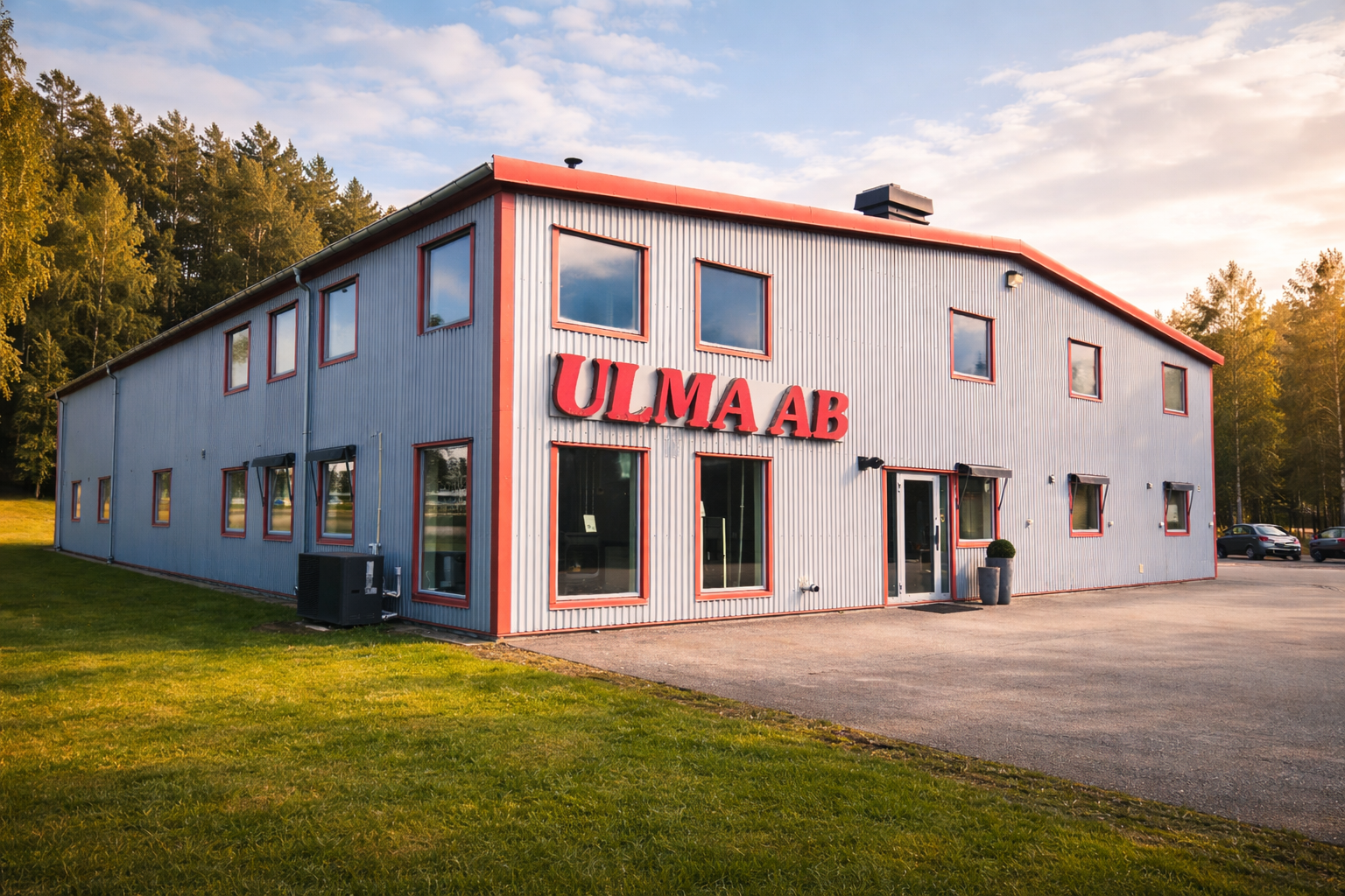 ULMA AB_s industriella byggnad vid soligt väder